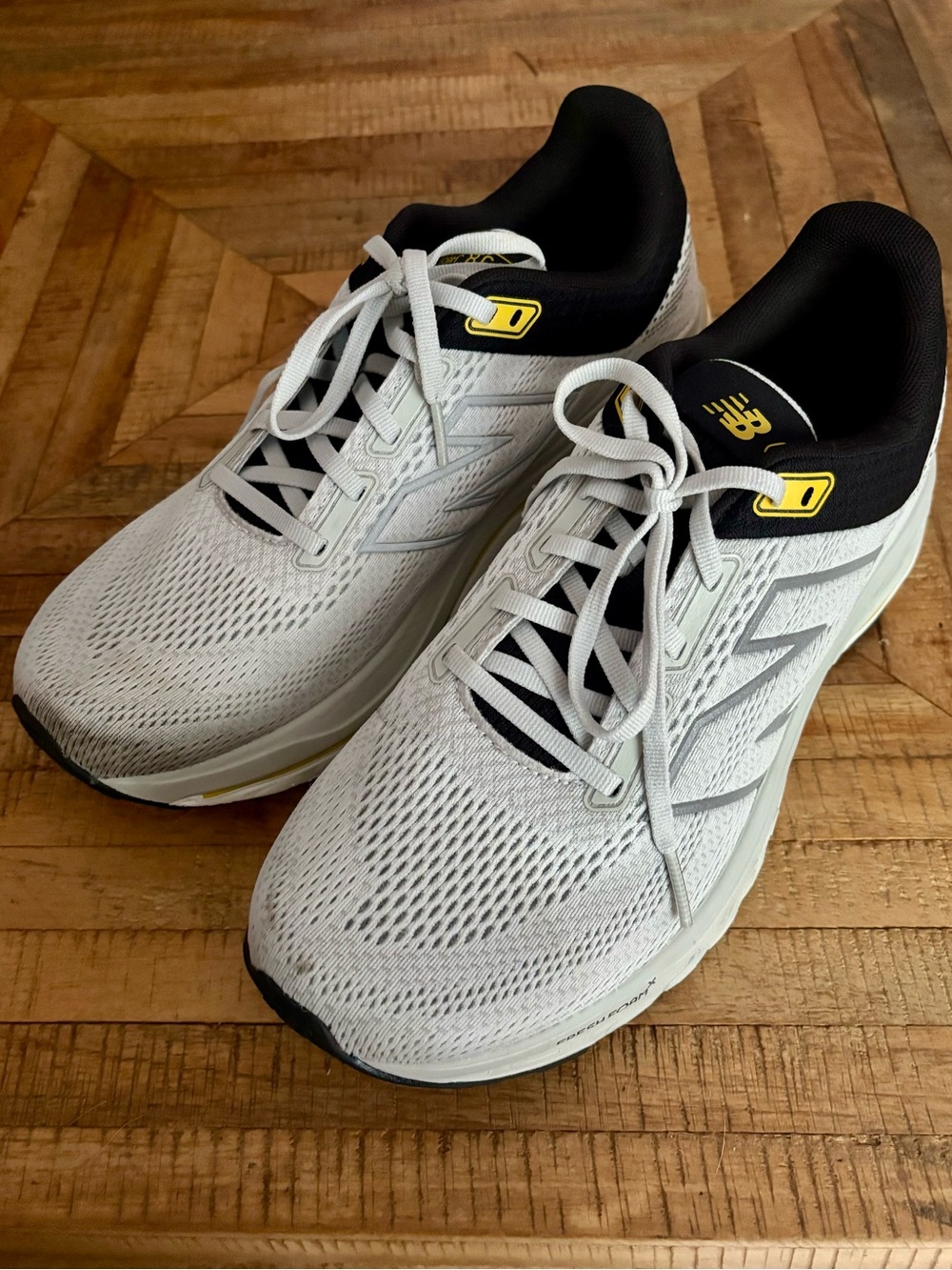 Men’s 9.5 New Balance White and Black Fresh Foam X 860 v14 Men's